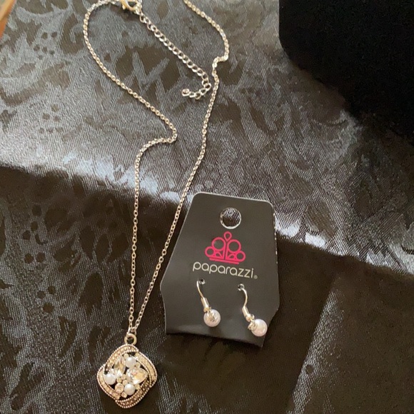 Paparazzi Necklace &Earrings &matching Bracelet - Picture 5 of 5